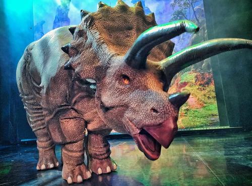 Новогоднее сафари с динозаврами в Театре иллюзии 