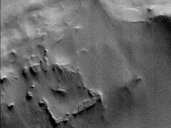 Планетолог Александр Базилевский рассказал, чем может быть квадрат на Марсе