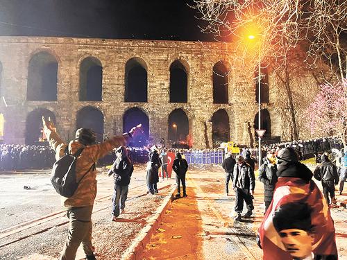 В Турции протесты, лира дешевеет В Турции протесты, лира дешевеет