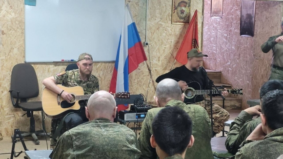 Лидер группы «Павильон» Илья Столетов: «Сейчас время героев» Лидер группы «Павильон» Илья Столетов: «Сейчас время героев»