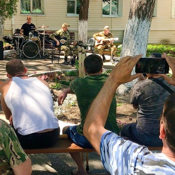 Лидер группы «Павильон» Илья Столетов: «Сейчас время героев» Лидер группы «Павильон» Илья Столетов: «Сейчас время героев»