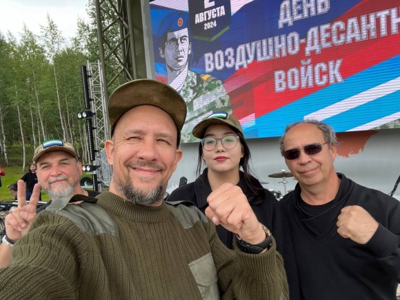 Лидер группы «Павильон» Илья Столетов: «Сейчас время героев» Лидер группы «Павильон» Илья Столетов: «Сейчас время героев»