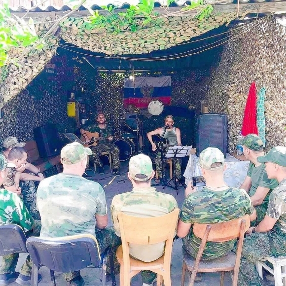 Лидер группы «Павильон» Илья Столетов: «Сейчас время героев» Лидер группы «Павильон» Илья Столетов: «Сейчас время героев»